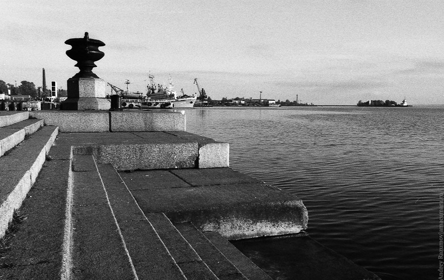 Черно белый Санкт-Петербург Кронштадт осень залив